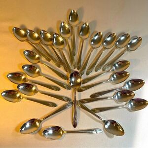 12 spoons Oneida Tudor Plate QUEEN BESS II Vintage 1946 Silver Plate
